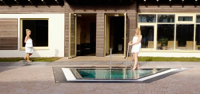 zwei Damen im Eingangsbereich der Sauna-Terrasse