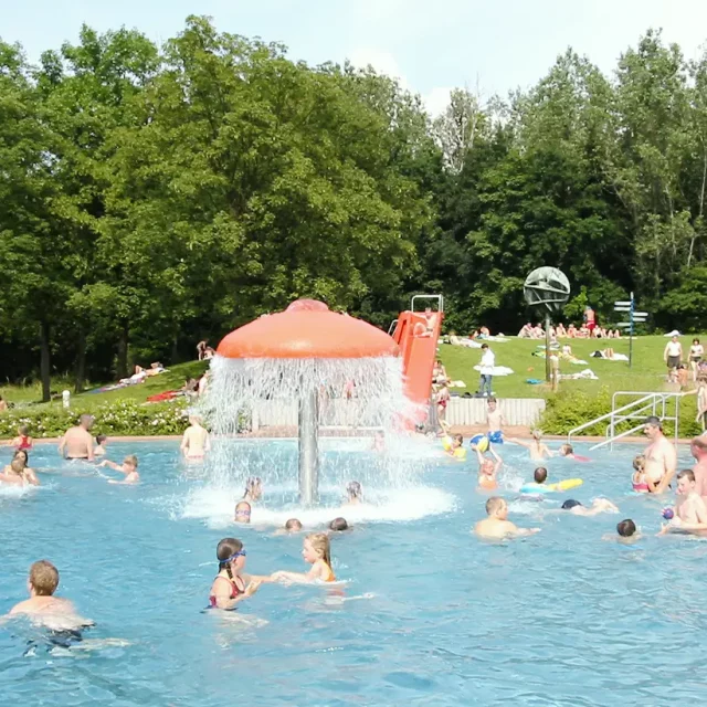 Lehrschwimmbecken mit Rutsche und Wasserpilz