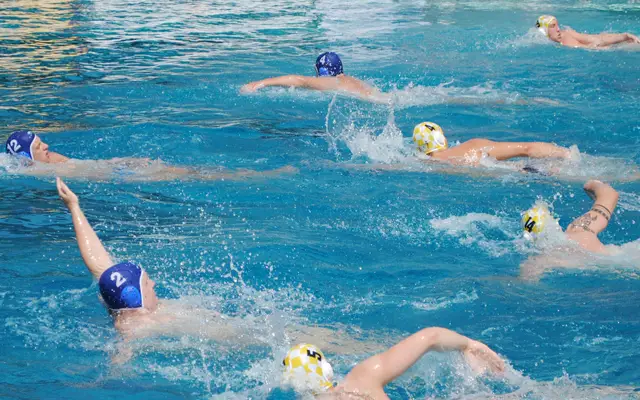Personen im Wasser beim Wasserball