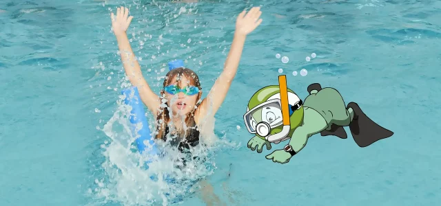 Mädchen mit Taucherbrille im Wasser und dem Maskottchen "Balli" beim Schnorcheln