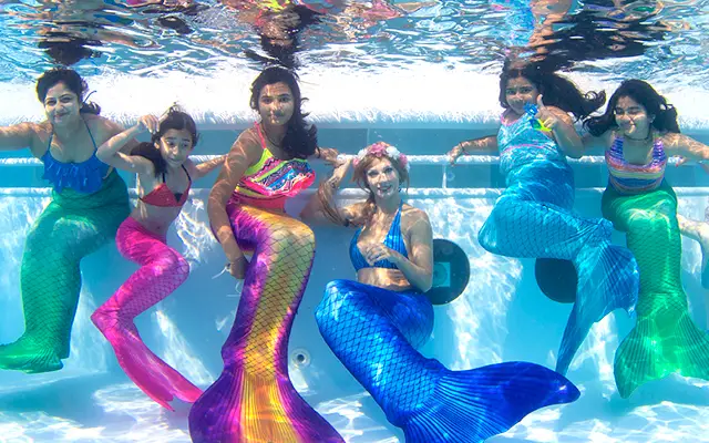 Mädchen verkleidet als Meerjungfrauen unter Wasser