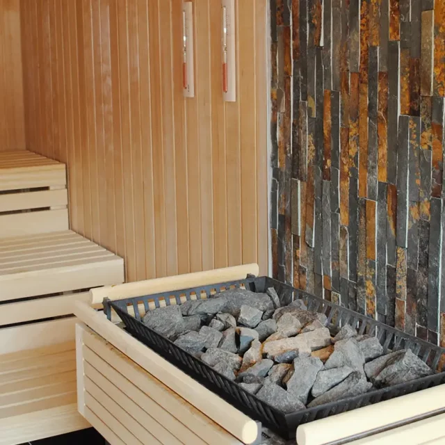 Aufgussteine im innere einer Sauna