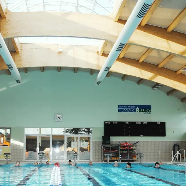 Deckenlicht in der 25-Meter-Schwimmhalle