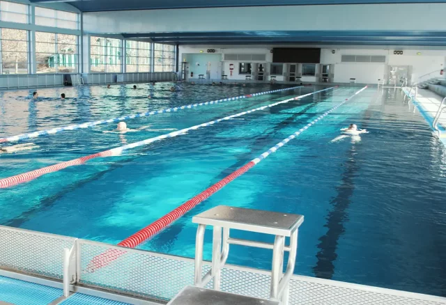 Schwimmbahnen mit Startblock in der 50-Meter-Schwimmhalle