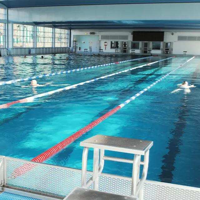 Schwimmbahnen mit Startblock in der 50-Meter-Schwimmhalle