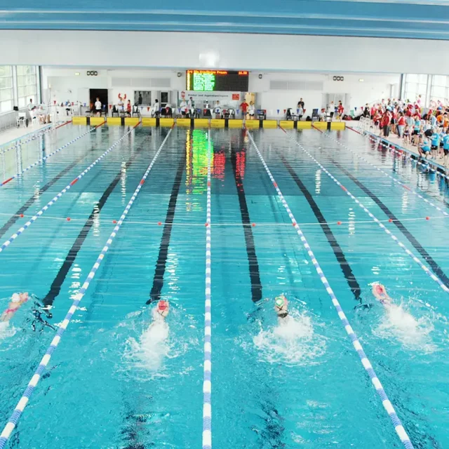 50-Meter-Schwimmhalle mit geschlossenem Cabrio-Dach