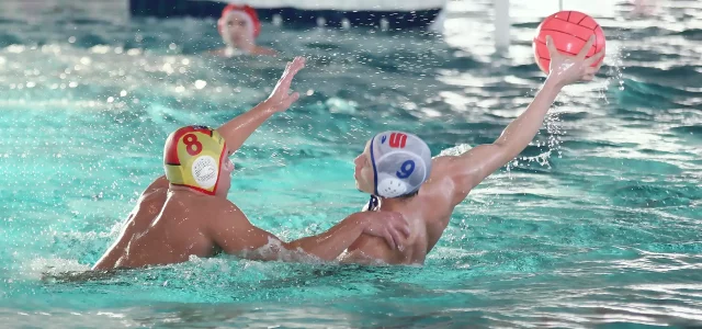 Zwei Männer beim Wasserhandball