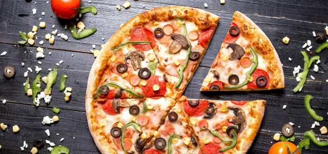 Pizza mit Schinken, Oliven und Paprika