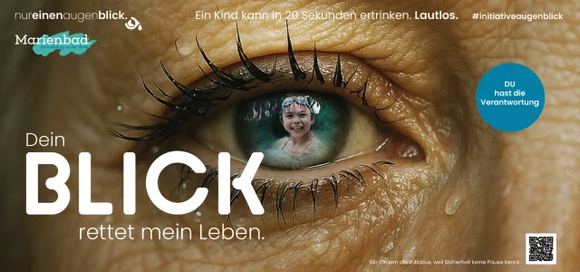 Auge einer Frau in dem sich ein Kind, welches badet, spiegelt.