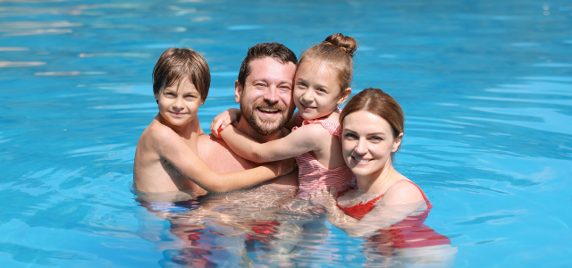 Glückliche Familie im Wasser.