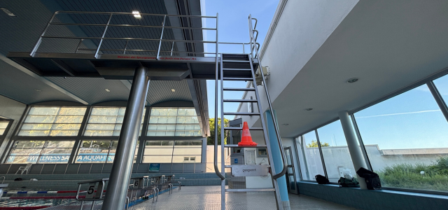 Blick auf den 3-Meter-Sprungturm in der 50-Meter-Halle, der aufgrund des teilweise geöffneten Cabriodachs gesperrt ist.